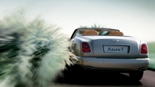 Серый Bentley Azure T "разрезает" морские границы